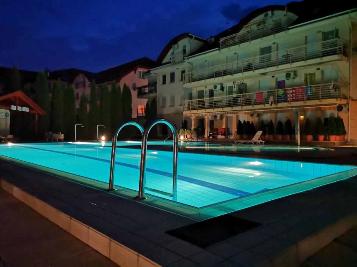 Oazis Wellness Apartman2 Хайдусобосло Экстерьер фото